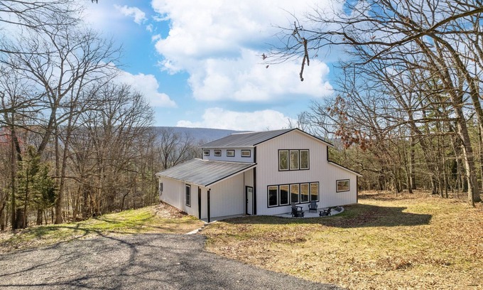 Berkeley Springs House | Barn with Barrel Sauna, Views, King Bed & Wi-Fi, Dog friendly