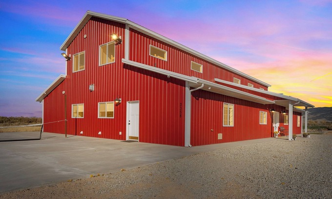 Cedar City House | Barndominium Bliss 9 Bedroom, 10.5 Bath, Sleeps 30+, Pickleball, Kayaks, Fun!