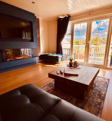 South Cerney House | Barneys Retreat - Lakeside Getaway