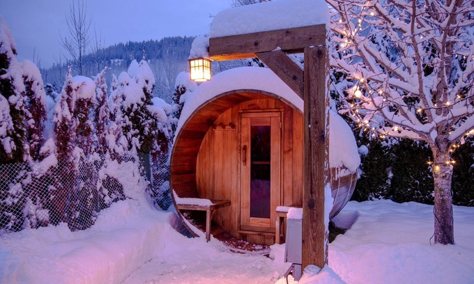 Revelstoke House | Barrel Sauna, HotTub, 2 Zero Gravity Massage Chairs, Powder Gong, Arcade & more