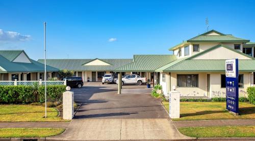 Whakatane Hotel | Barringtons Motor Lodge