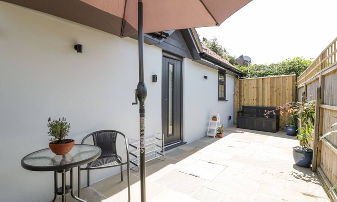 Winterborne Stickland Cottage | BARROW LODGE, pet friendly, with a garden in Blandford Forum