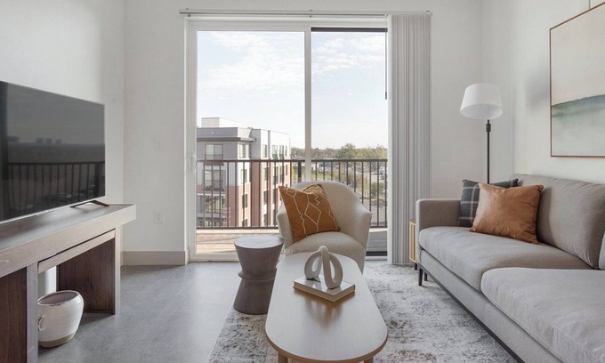 Richmond Apartment | Barsala l Modern 2BD overlooking a sparkling pool, fast Wi-Fi