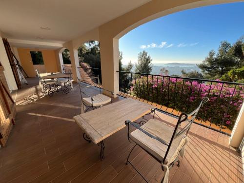 Toulon Apartment | Bas de villa, vue mer, terrasse, clim, piscine