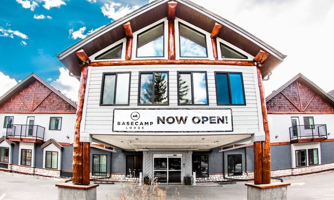 Canmore Hotel | Basecamp Lodge I Deluxe Double Queen Room