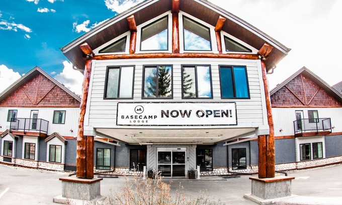 Canmore Cabin | Basecamp Lodge I Deluxe King Room