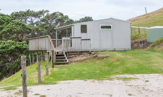 Taiharuru Cabin | Basic holiday cabin with its own private sandy bay