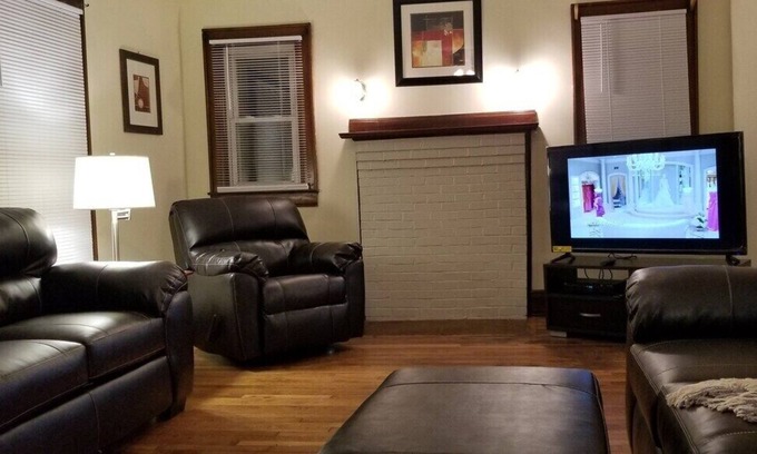 Dunbar House | Basics on a Budget, King, 55in smart TV, Wifi,Pets