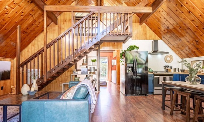 Oakhurst Ski Chalet | Bass Lake Chalet by Mono Rock w/Hot Tub/Fire pit