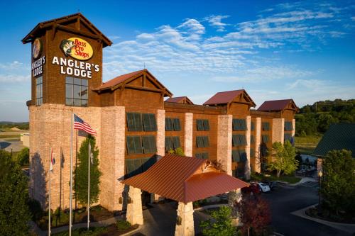 Hollister Hotel | Bass Pro Shops Angler's Lodge