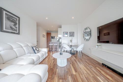 St. Mary's Park Apartment | Battersea Reach Luxury Riverside Apartment