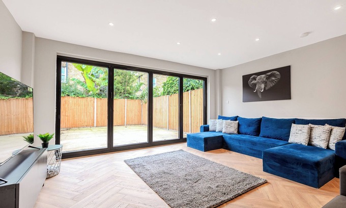 Battersea House | Battersea Spacious 3Bed Home w/Parking &Garden - 15 mins from London Eye