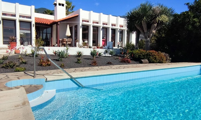 Los Llanos de Aridane Villa | BauHaus meets cactus