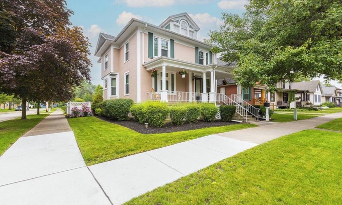 Center Avenue Historic District House | Bay Breeze Mansion | DogsOK | HotTub-open | 6 BDR+