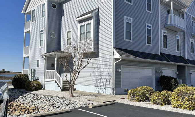 Caine Woods House | BAY FRONT HOME WITH AMAZING VIEWS. MINUTES TO THE BEACH AND STEPS TO THE POOL