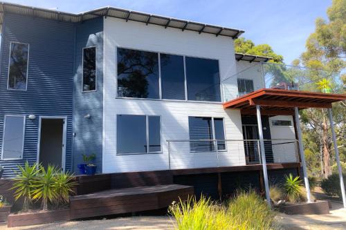 Binalong Bay House | BAY OF FIRES BEACH SHACK ocean views from a modern Beachhouse