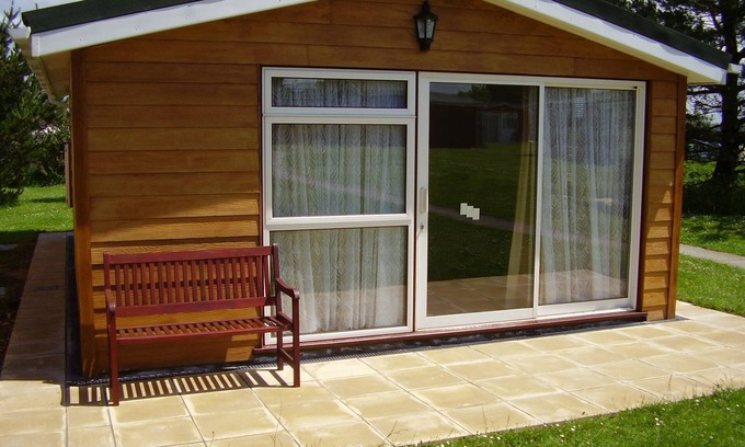 Padstow Ski Chalet | BAY SHORE, family friendly with garden views in St Merryn