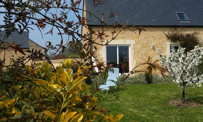 Juaye-Mondaye Cottage | BAYEUX, gîte "Le Charme", with garden near the landing beaches