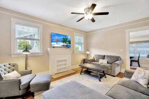 SoHo House | Bayshore Beauty Stylish 3BR SOHO Bungalow near Hyde Park