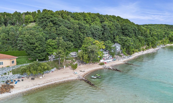 Traverse City House | 🌅 Bayshore House – Private Beach Power Island Views Opt RV Pads Firepit ➠ 7633