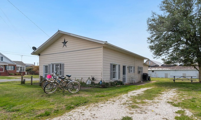 Rock Hall House | Bayside Cottage steps from Rock Hall Harbor