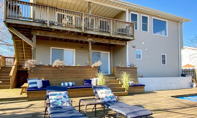 Keansburg House | Bayview Getaway with Hot Tub & NYC Skyline View | 2 Min Walk to Beach