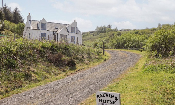 Beinn Orasaigh Cottage | BAYVIEW HOUSE, family friendly, character holiday cottage in Carbost