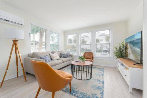 Jacksonville Beach Apartment | Be a Nomad - Ocean Breeze - Steps from Beach