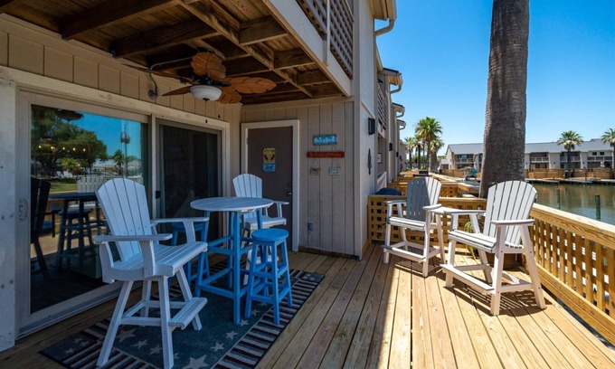 Harbor Oaks Condo | Be Our Guest | Overlooking the Canal + Access to 3 Pools!