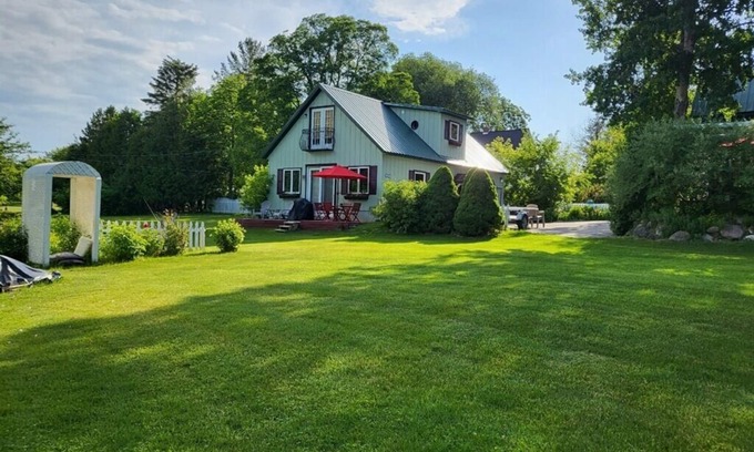 Charlevoix Cottage | Be our guests cottage nClose to Lake Michigan and 10 minutes to Charlevoix.