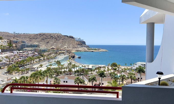 Las Palmas de Gran Canaria Apartment | Beachview Haven Apartment 1-BR