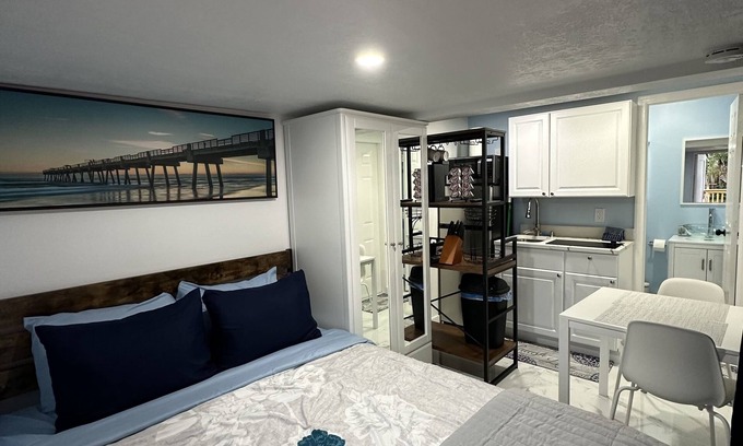 Lake Ridge Apartment | Beach Bliss Studio 5 Minute to Beach