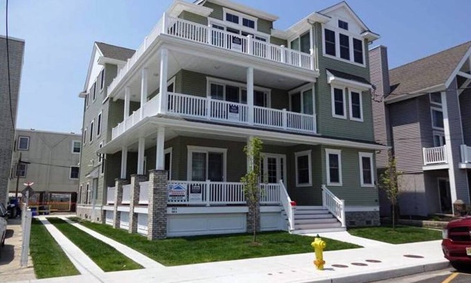North End Condo | BEACH BLOCK ONLY STEPS TO BOARDWALK. 5 BR/3 BATH. Private Elevator