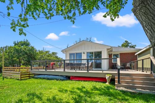 Deep Hole House | Beach Bungalow - Pet friendly cottage w/Amazing views!