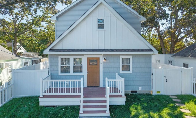 North Cape May House | Beach Bungalow Stunning Sunsets Steps from Bay Family Friendly