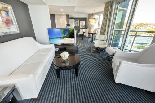 Downtown Myrtle Beach Apartment | Beach condo w pvt balcony & pools