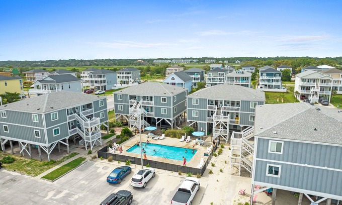 Ocean Isle Beach Condo | Beach D-ehs at Ocean Isle Beach, ocean front condo with pool