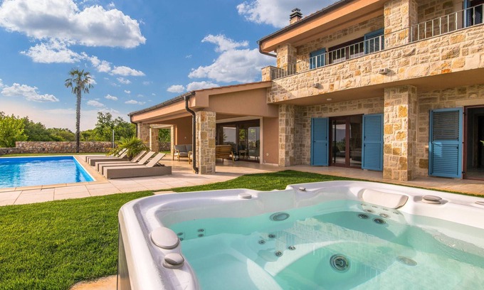 Milohnici House | Beach front home in Linardici