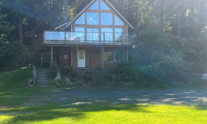 Quadra Island Cottage | Beach front newly renovated 4 bed house quiet safe beach Family Friendly