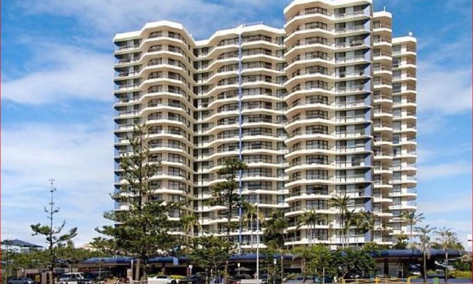 Coolangatta Resort | Beach front unit Coolangatta, available 17th to 24th December 2022