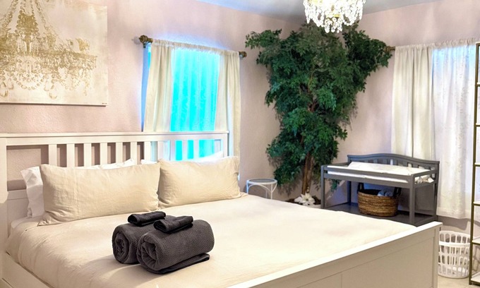 Southwest House | Beach-Glam Abode in Central WPB location, sparkling clean!