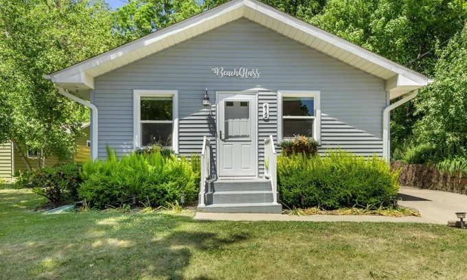 Saugatuck Cottage | Beach Glass Block From Heart of Saugatuck!