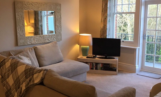 Westbourne Apartment | Beach holiday family apartment. Minutes walk to Alum Chine Beach & restaurants.