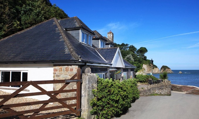 Lee House | Beach House directly on the Sea front DEEP STEAM CLEANED AND SANITISED
