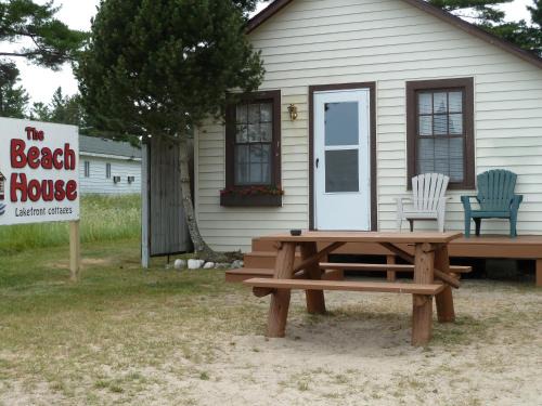 Mackinaw City Resort | Beach House Lakeside Cottages