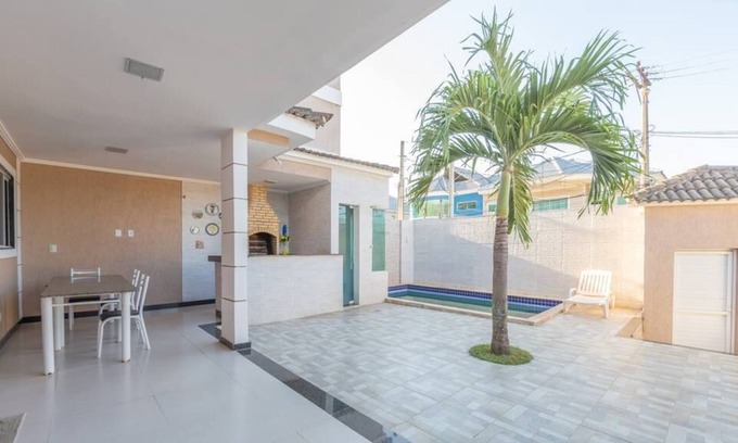 Recreio dos Bandeirantes House | Beach house on playground inside condo