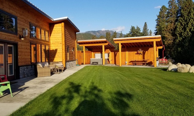 Leavenworth House | Beach House On The River Leavenworth, Privately owned Beach Hot Tub BBQ big yard