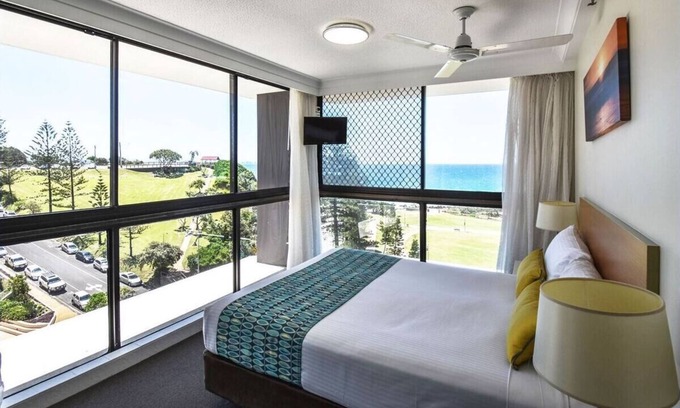 Coolangatta Resort | Beach House Seaside Resort - Short stroll to beach, cafes, shops and restaurants
