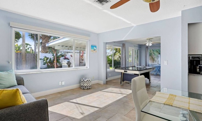 Tropic Palms House | Beach Retreat Downtown Hot Tub