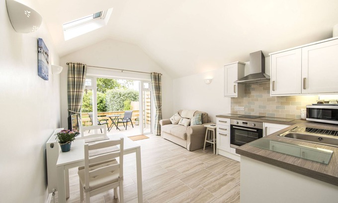 New Forest District Apartment | Beach Retreat is moments from the sea front & a stroll to Milford village green